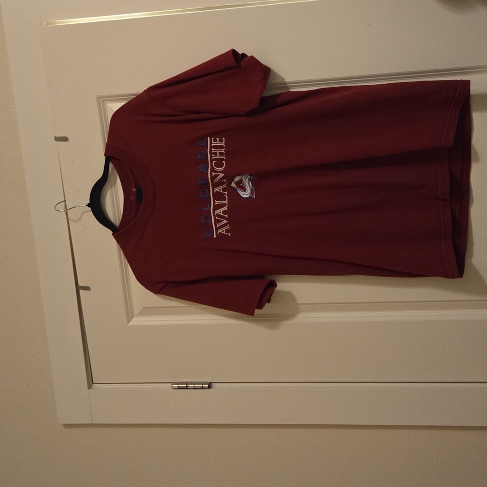 Avalache T shirt Size Medium